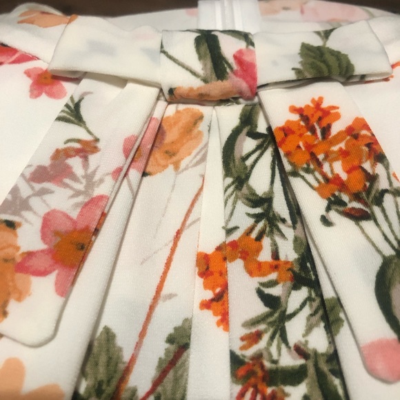 Karl Lagerfeld PARIS 🌷🪷Beautiful Floral Sleeveless and Bow Neckline Blouse - Picture 6 of 7